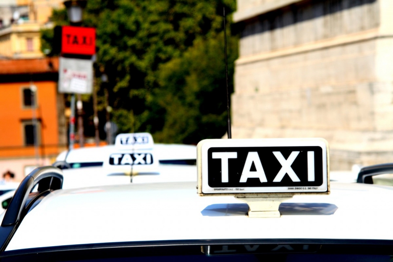 taxis--min_taxi_auto_rome_road_white-1051610